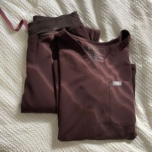 Size small figs scrub set